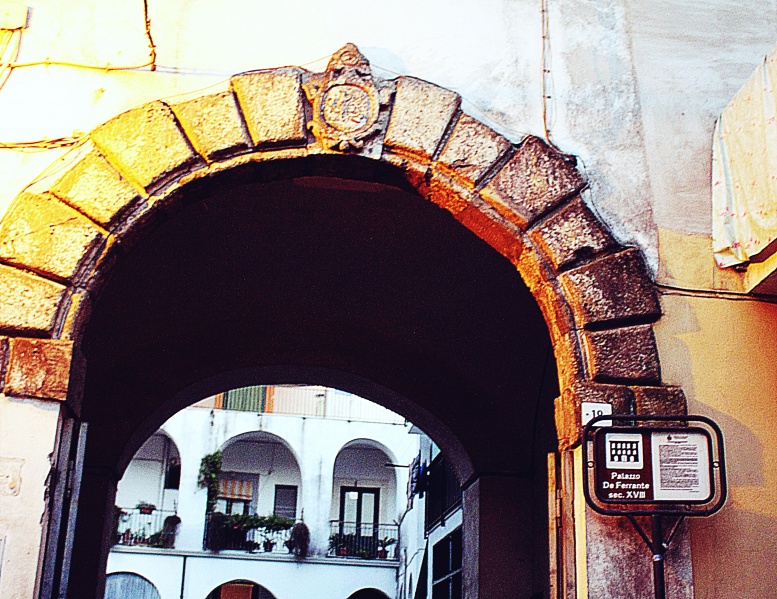 File:Palazzo De Ferrante.jpg